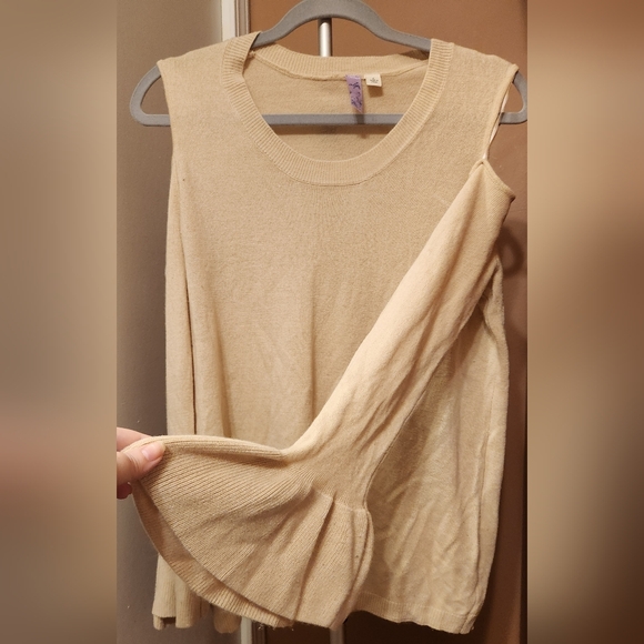 Alya Large Cold Shoulder Long Flaired Sleeve Sweater - Picture 5 of 10